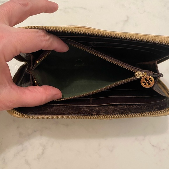 Tory Burch gold zipper wallet with gold logo - Picture 8 of 9